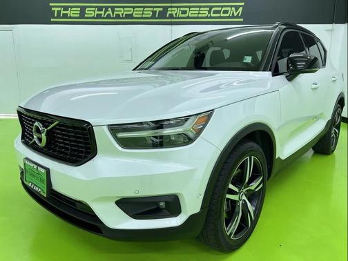 White 2019 Volvo XC40 T5 R-Design