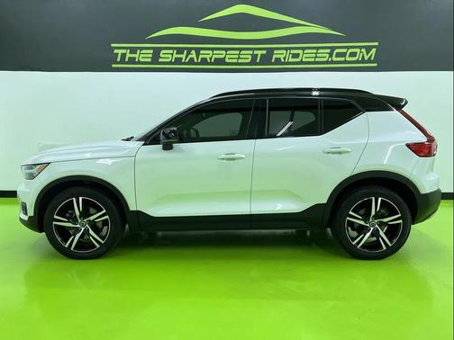 White 2019 Volvo XC40 T5 R-Design