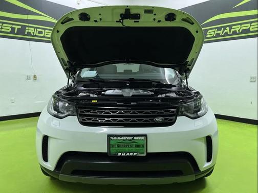 White 2017 Land Rover Discovery SE