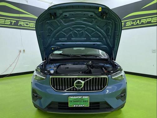 2024 Volvo XC40 B5 Ultimate Bright Theme