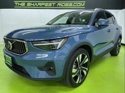 2024 Volvo XC40 B5 Ultimate Bright Theme