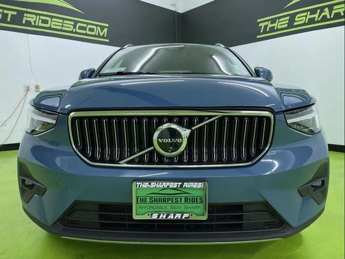 2024 Volvo XC40 B5 Ultimate Bright Theme