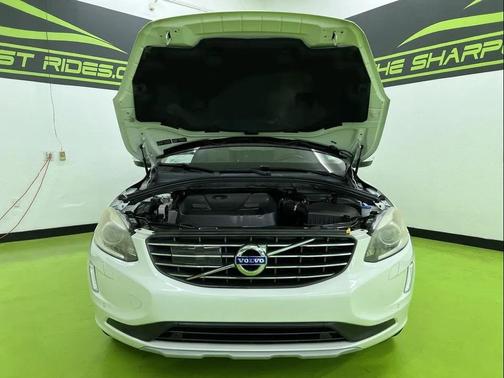 White 2016 Volvo XC60 T6 Drive-E Platinum