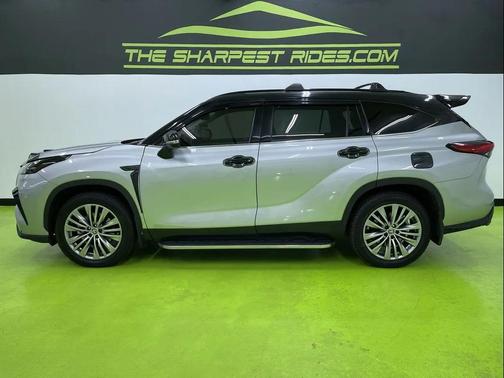 2022 Toyota Highlander Hybrid Platinum