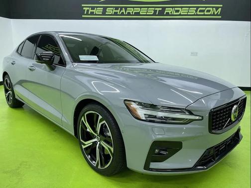 2024 Volvo S60 B5 Plus Dark Theme