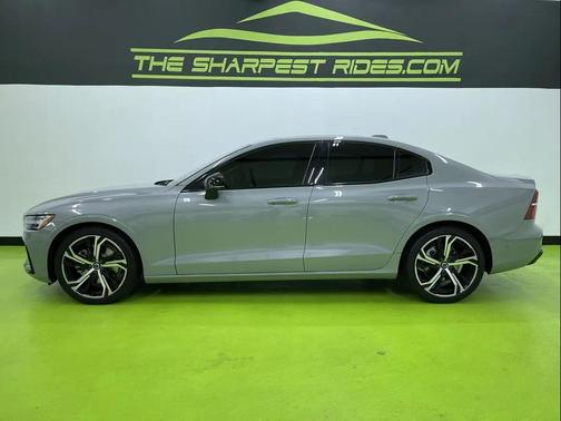2024 Volvo S60 B5 Plus Dark Theme
