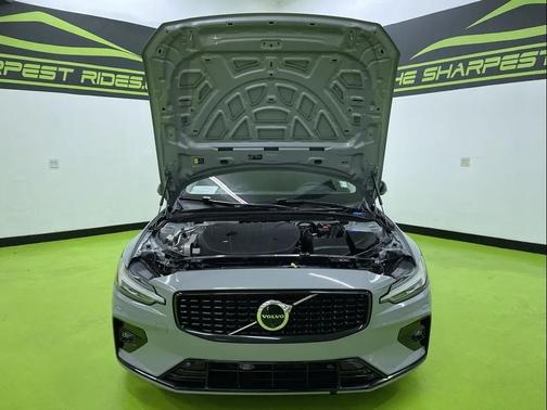 2024 Volvo S60 B5 Plus Dark Theme