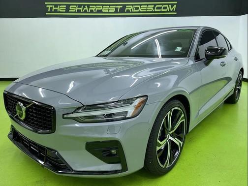 2024 Volvo S60 B5 Plus Dark Theme