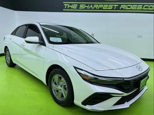 White 2024 Hyundai ELANTRA SE