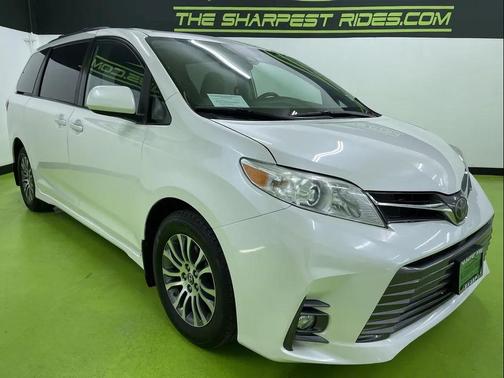 2020 Toyota Sienna XLE