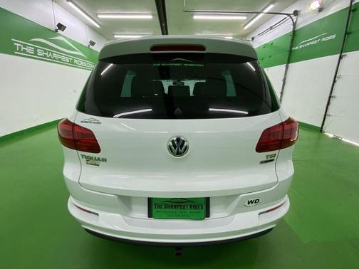Photo 4 of 8 of 2016 Volkswagen Tiguan R-Line
