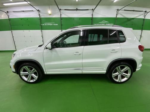 Photo 3 of 8 of 2016 Volkswagen Tiguan R-Line