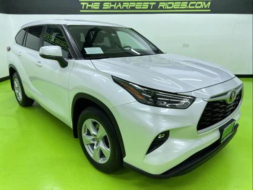 Off-white 2024 Toyota Highlander LE