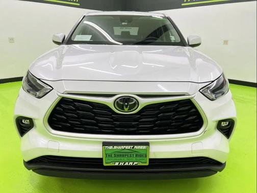 Off-white 2024 Toyota Highlander LE
