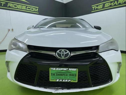 White 2017 Toyota Camry SE