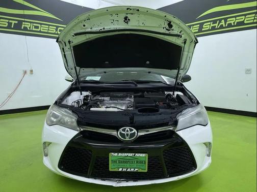 White 2017 Toyota Camry SE