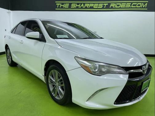White 2017 Toyota Camry SE