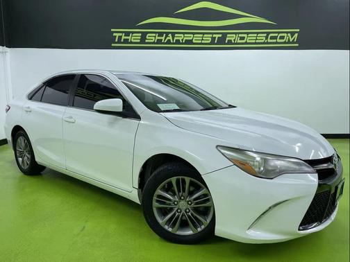 White 2017 Toyota Camry SE