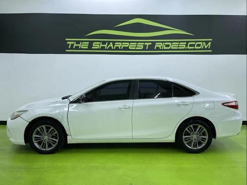 White 2017 Toyota Camry SE
