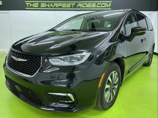 2022 Chrysler Pacifica Hybrid Touring L