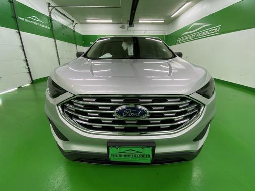 Photo 2 of 21 of 2019 Ford Edge SE