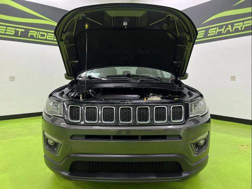 Gray 2018 Jeep Compass Latitude