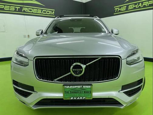 Bright Silver Metallic 2018 Volvo XC90 T6 Momentum
