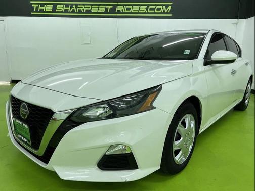 White 2022 Nissan Altima S FWD