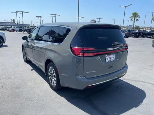 2022 Chrysler Pacifica Hybrid Touring L