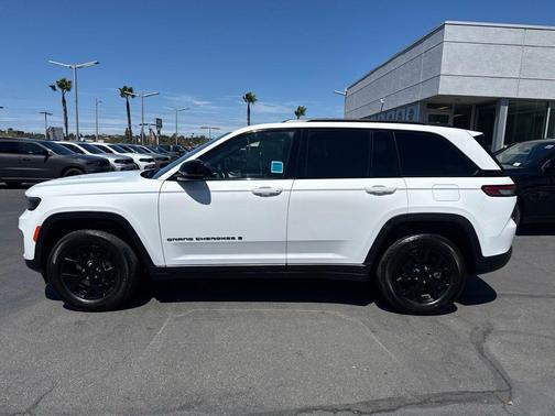 Bright White Clearcoat 2024 Jeep Grand Cherokee Altitude
