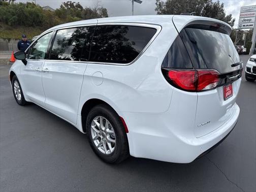 2025 Chrysler Voyager LX