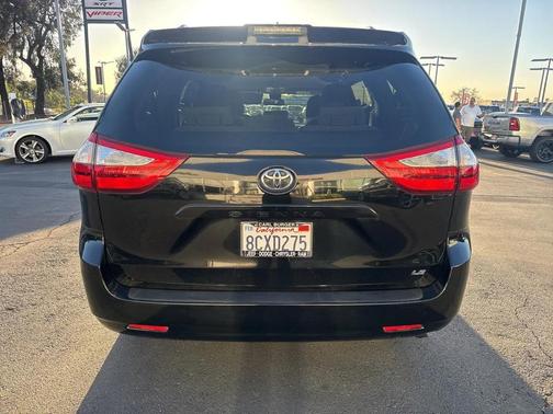 2018 Toyota Sienna LE