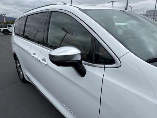 2025 Chrysler Pacifica L