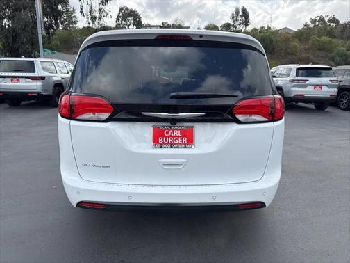 2025 Chrysler Voyager LX