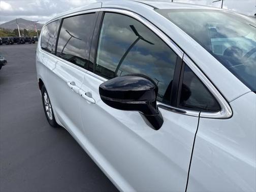 2025 Chrysler Voyager LX
