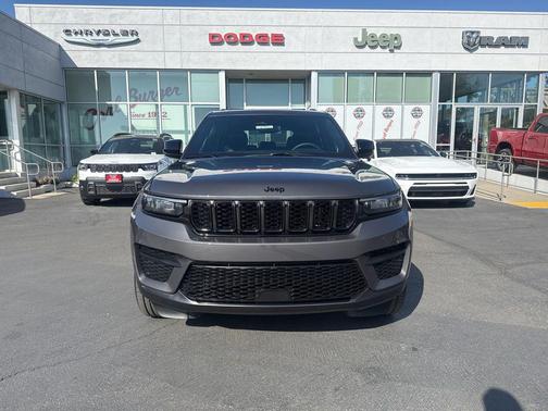 Baltic Gray 2024 Jeep Grand Cherokee Altitude