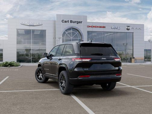 diamond black crystal pearlcoat 2026 Jeep Grand Cherokee Summit