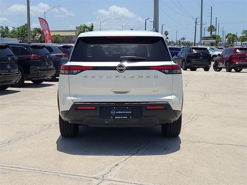 2024 Nissan Pathfinder SV
