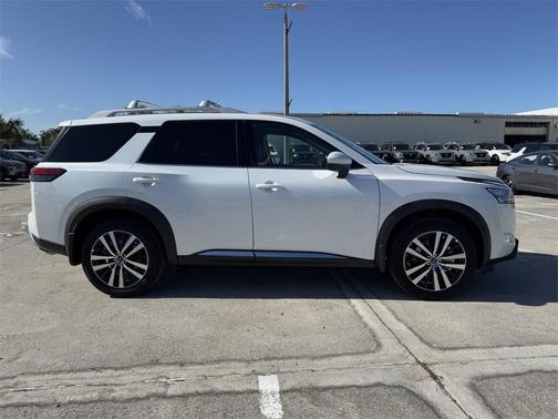 2025 Nissan Pathfinder Platinum