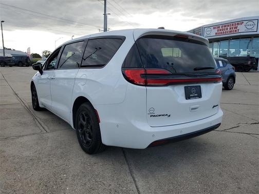 2024 Chrysler Pacifica Hybrid Select