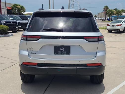 2024 Jeep Grand Cherokee Laredo