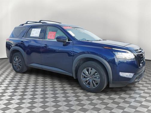 2022 Nissan Pathfinder SV