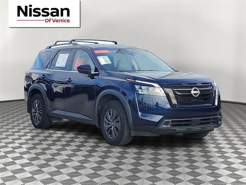 2022 Nissan Pathfinder SV