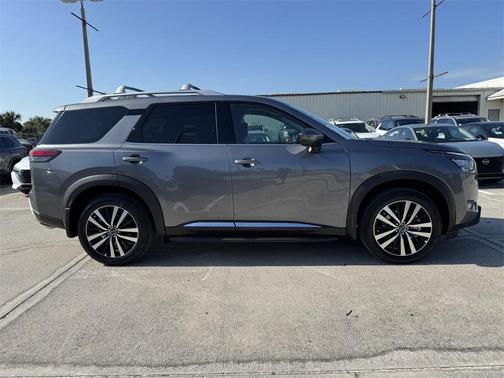 2025 Nissan Pathfinder Platinum