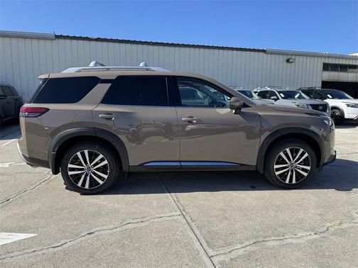 2025 Nissan Pathfinder Platinum