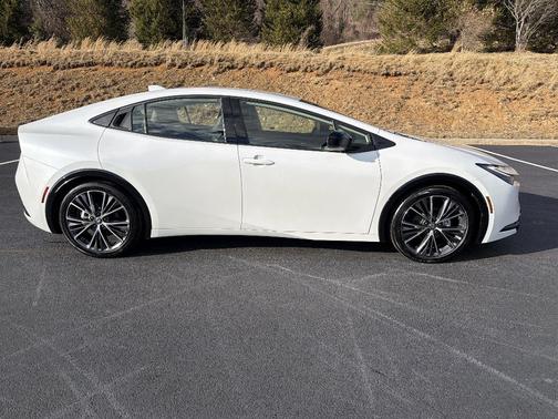 2025 Toyota Prius XLE