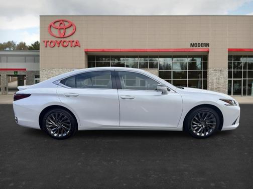 2025 Lexus ES 300h Luxury