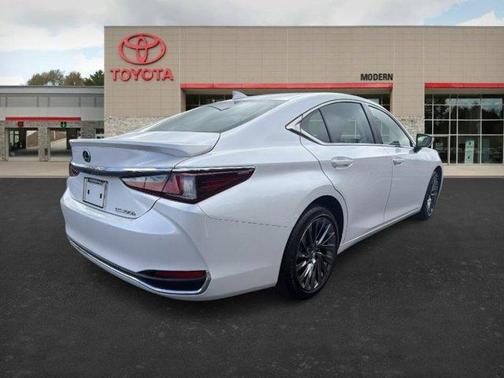 2025 Lexus ES 300h Luxury