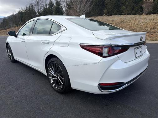 2025 Lexus ES 300h Luxury