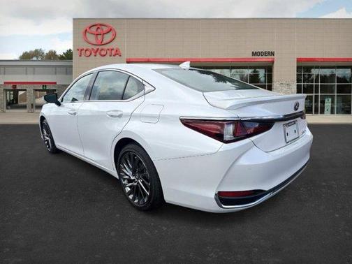 2025 Lexus ES 300h Luxury